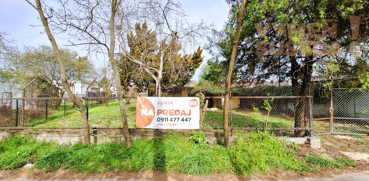 PREDANÉ – Na predaj veľký stavebný pozemok o výmere 900m2 v Ružinove