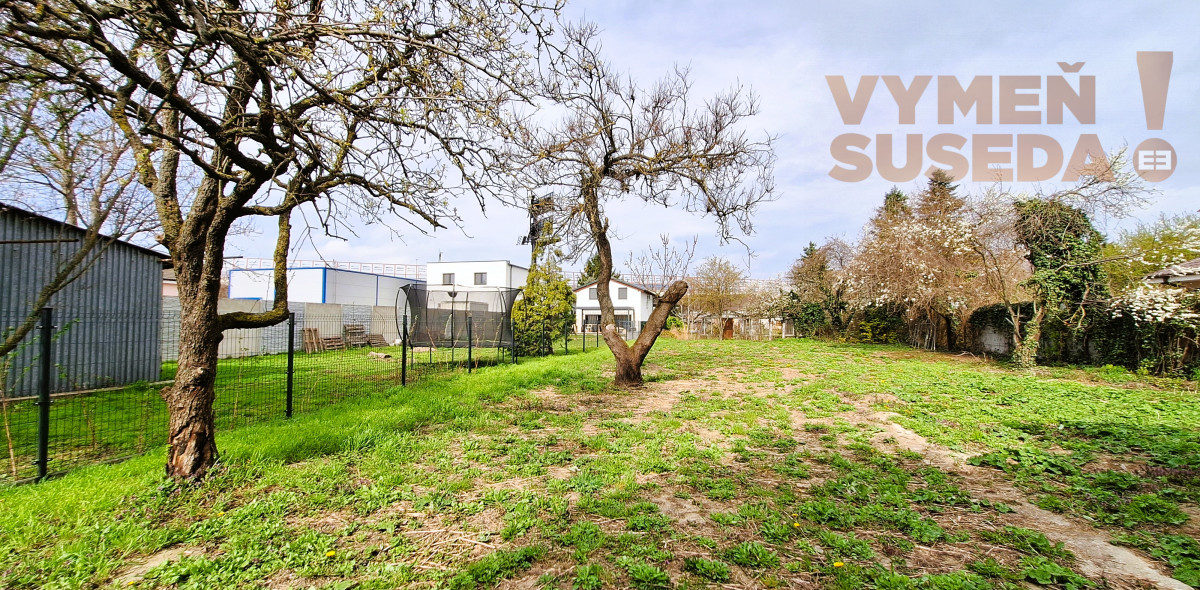 PREDANÉ – Na predaj veľký stavebný pozemok o výmere 900m2 v Ružinove