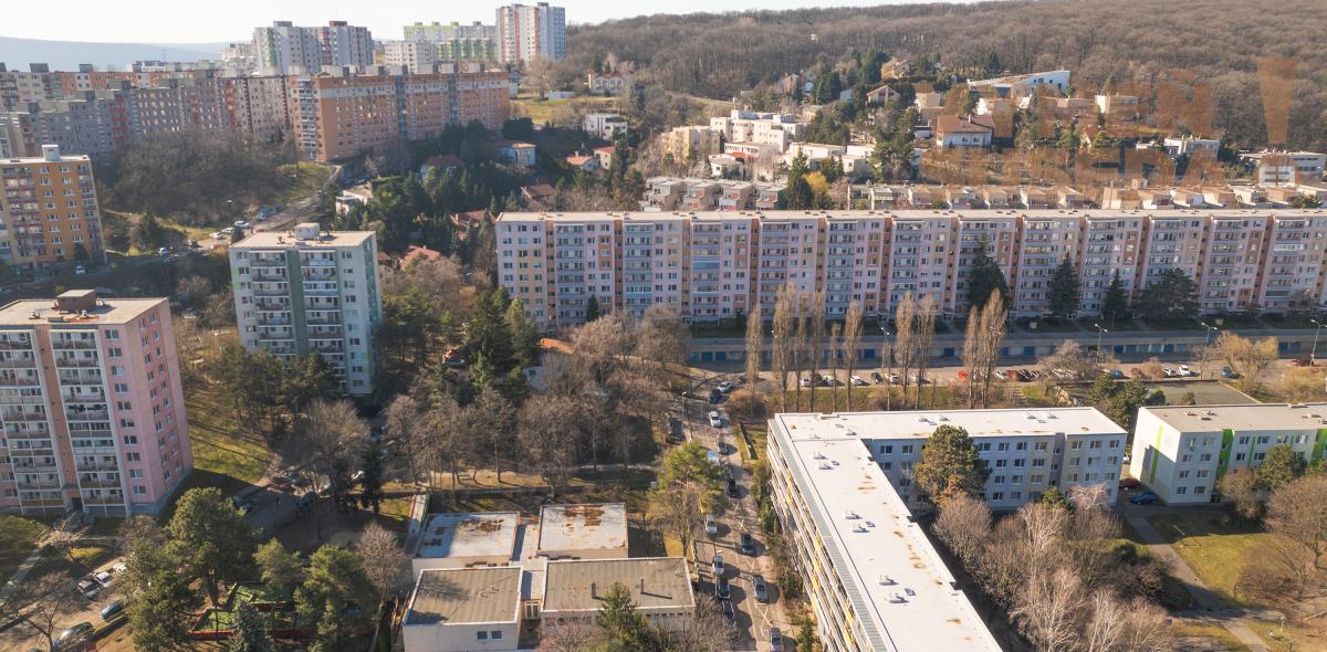 PREDANÉ - VÝNIMOČNÝ 3 IZB. BYT S PRIESTRANOU LOGGIOU, VYHĽADÁVANÁ LOKALITA, BA IV, SILVÁNSKA UL., KARLOVÁ VES