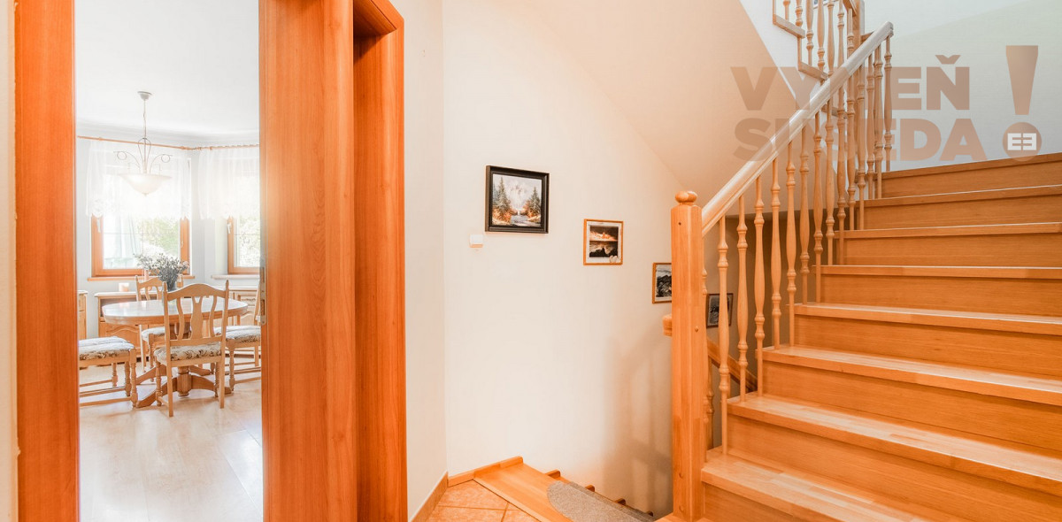 PREDANÉ! – Priestranný 6 izbový rodinný dom s úžasným pozemkom a privátnou ulicou, Borinka