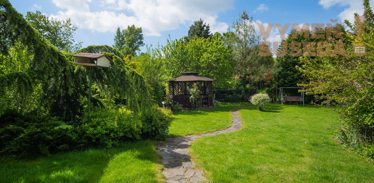 PREDANÉ! – Priestranný 6 izbový rodinný dom s úžasným pozemkom a privátnou ulicou, Borinka