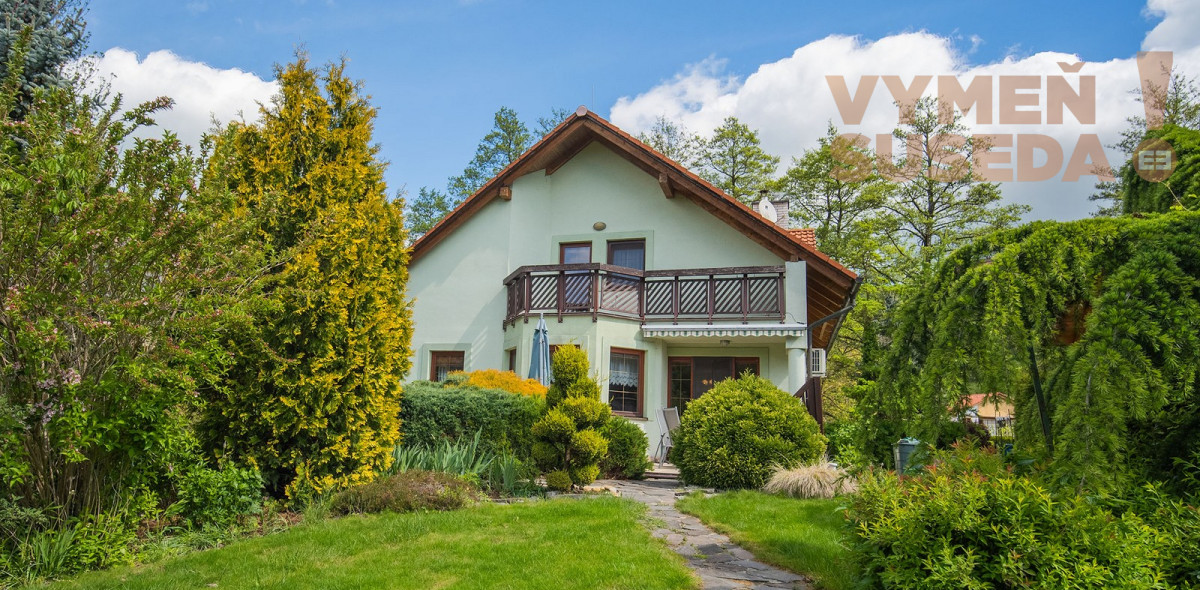 PREDANÉ! – Priestranný 6 izbový rodinný dom s úžasným pozemkom a privátnou ulicou, Borinka