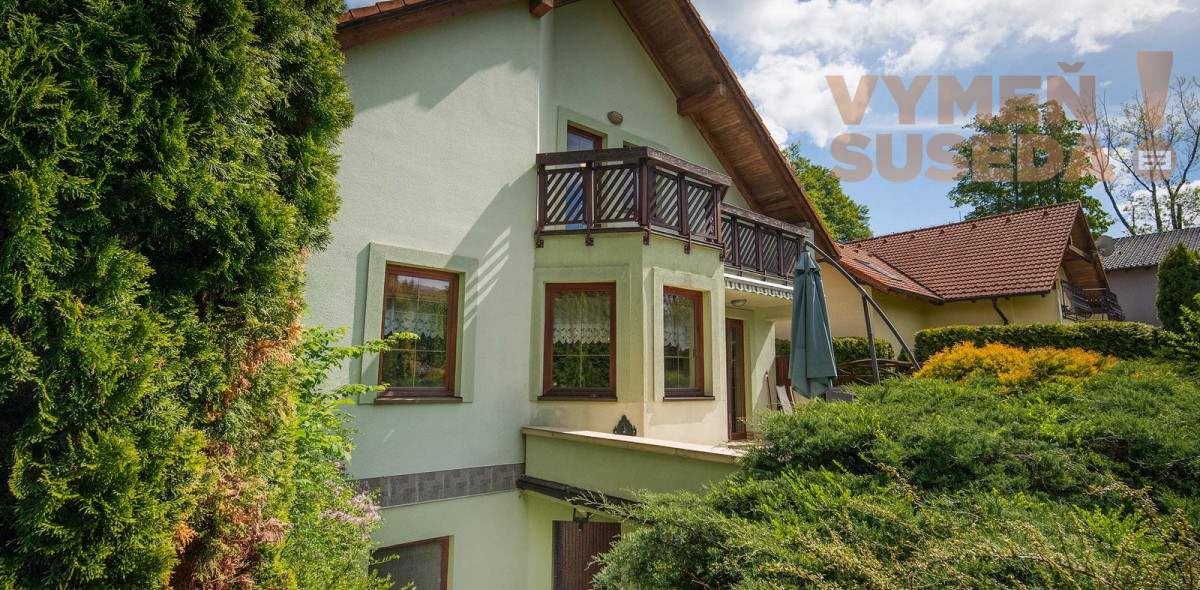 PREDANÉ! – Priestranný 6 izbový rodinný dom s úžasným pozemkom a privátnou ulicou, Borinka