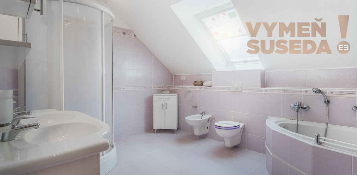 PREDANÉ! – Priestranný 6 izbový rodinný dom s úžasným pozemkom a privátnou ulicou, Borinka