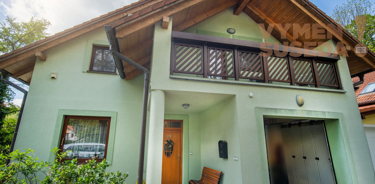 PREDANÉ! – Priestranný 6 izbový rodinný dom s úžasným pozemkom a privátnou ulicou, Borinka