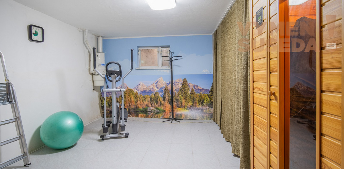 PREDANÉ! – Priestranný 6 izbový rodinný dom s úžasným pozemkom a privátnou ulicou, Borinka