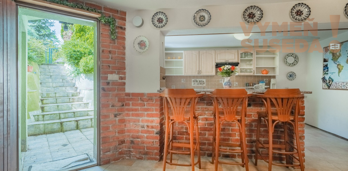 PREDANÉ! – Priestranný 6 izbový rodinný dom s úžasným pozemkom a privátnou ulicou, Borinka