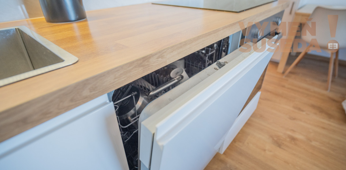 PREDANÉ - VÝNIMOČNÝ 1 IZB. BYT S LOGGIOU PO PRÉMIOVEJ REKONŠTRUKCII, ROVNIANKOVA ul., BA V. – PETRŽALKA