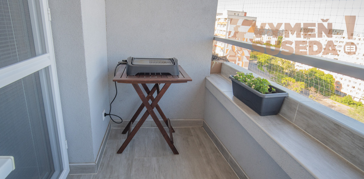 PREDANÉ - VÝNIMOČNÝ 1 IZB. BYT S LOGGIOU PO PRÉMIOVEJ REKONŠTRUKCII, ROVNIANKOVA ul., BA V. – PETRŽALKA