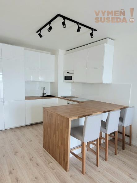 PRENAJATÉ! - PRENÁJOM / Svetlý 2 -izbový byt s dvoma balkónmi, Slnečnice