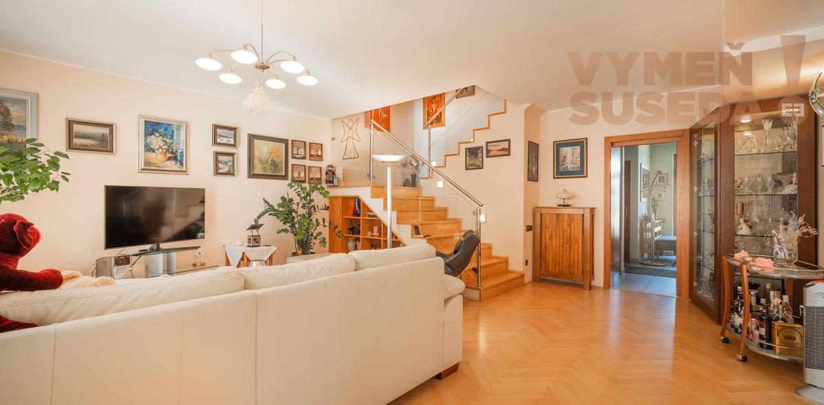 VYMEŇ SUSEDA! – PONÚKAME NA PREDAJ VÝNIMOČNÝ 5 IZBOVÝ RODINNÝ DOM, STUPAVA