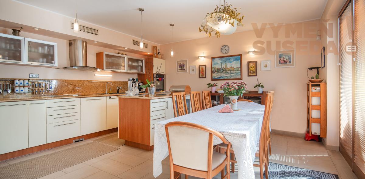 VYMEŇ SUSEDA! – PONÚKAME NA PREDAJ VÝNIMOČNÝ 5 IZBOVÝ RODINNÝ DOM, STUPAVA