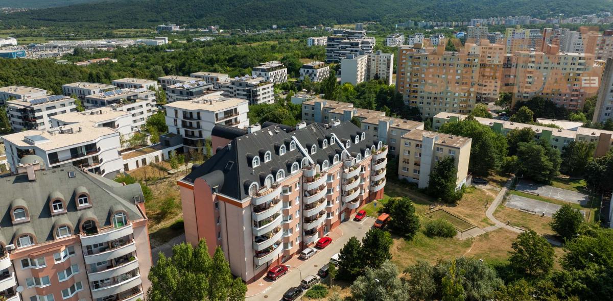 VYMEŇ SUSEDA! - VÝNIMOČNÝ VELKOMETRÁŽNY 3 IZB. BYT 131.00 m2, S DVOMA TERASAMI, VYHĽADÁVANÁ LOKALITA, BA IV, DÚBRAVKA