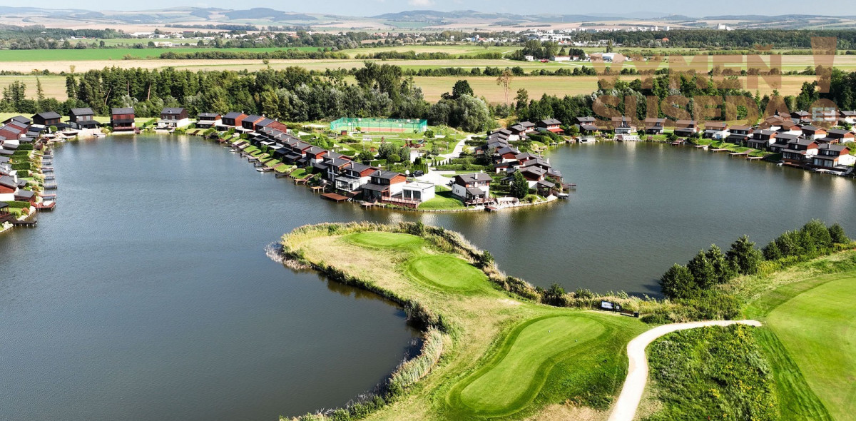 VYMEŇ SUSEDA! – VÝNIMOČNÁ NEHNUTELNOST pri Jazere v GOLF RESORT PENATI