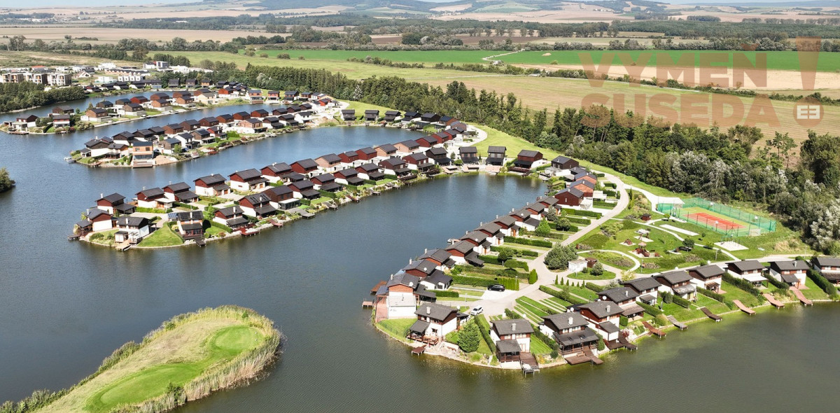 VYMEŇ SUSEDA! – VÝNIMOČNÁ NEHNUTELNOST pri Jazere v GOLF RESORT PENATI