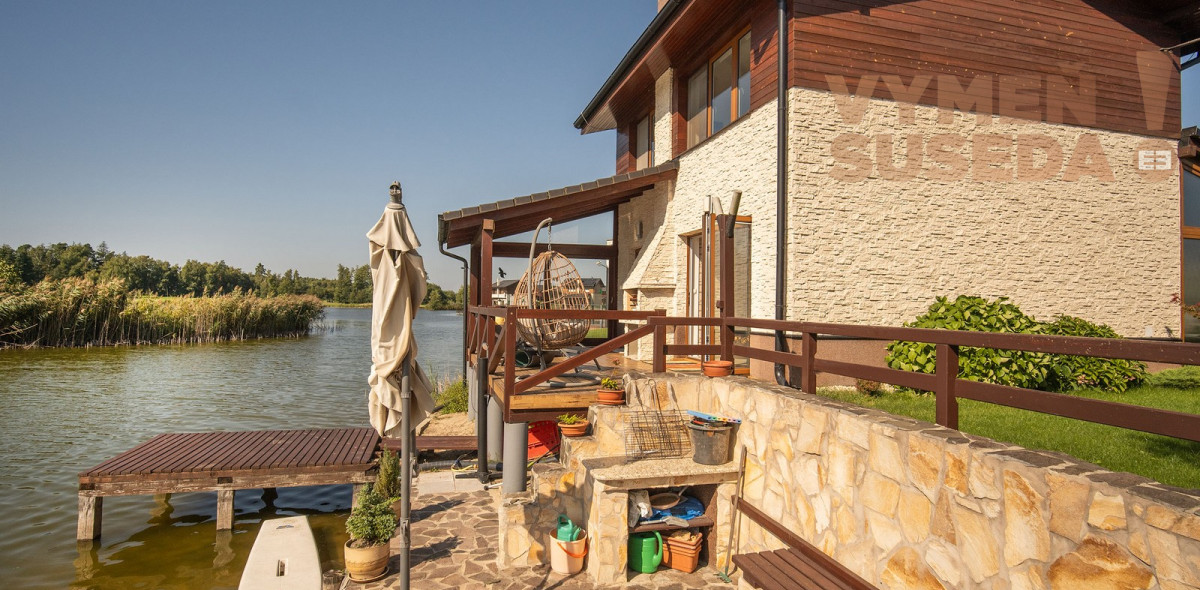 VYMEŇ SUSEDA! – VÝNIMOČNÁ NEHNUTELNOST pri Jazere v GOLF RESORT PENATI