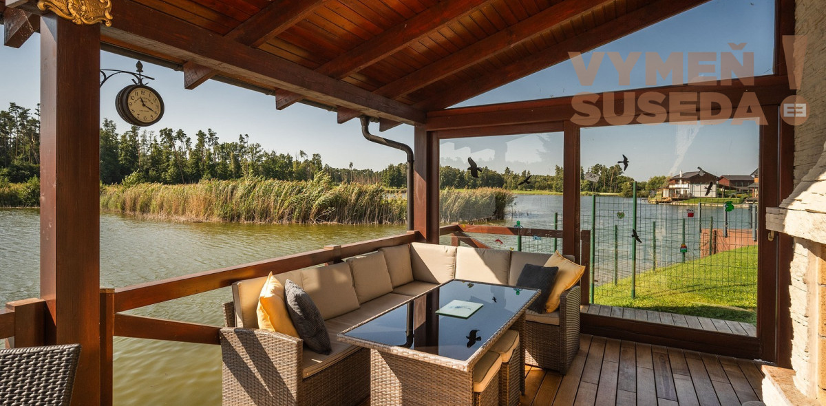VYMEŇ SUSEDA! – VÝNIMOČNÁ NEHNUTELNOST pri Jazere v GOLF RESORT PENATI