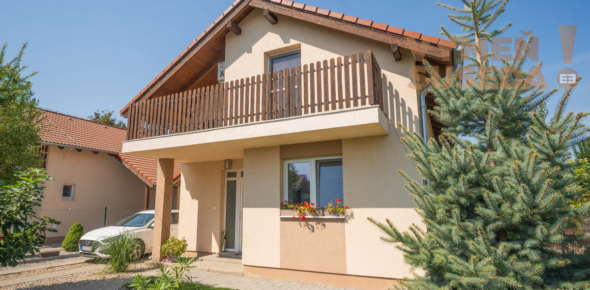 PREDANÉ! – SAMOSTATNÝ 4 IZB. RODINNÝ DOM S KRÁSNYM POZEMKOM, HVIEZDOSLAVOV