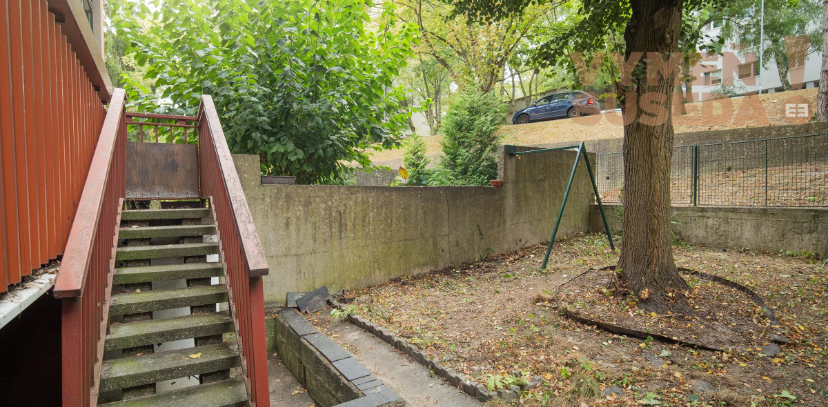 PREDANÉ - Unikátny 1 izb. byt s predzáhradkou a loggiou, top lokalita, Bujnákova ul., BA IV.