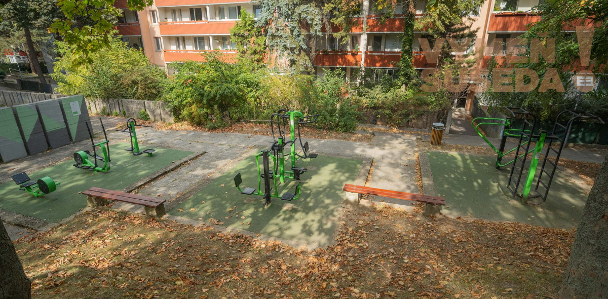 PREDANÉ - Unikátny 1 izb. byt s predzáhradkou a loggiou, top lokalita, Bujnákova ul., BA IV.