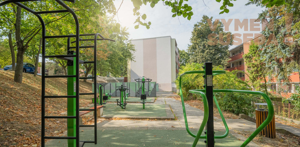 PREDANÉ - Unikátny 1 izb. byt s predzáhradkou a loggiou, top lokalita, Bujnákova ul., BA IV.