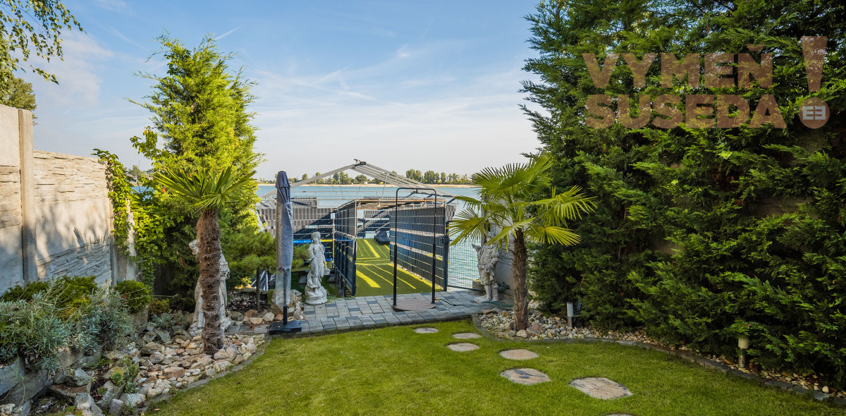 VYMEŇ SUSEDA - Luxusná rekreačná vila s vírivkou a privátnym mólom v lokalite Senecké jazerá.