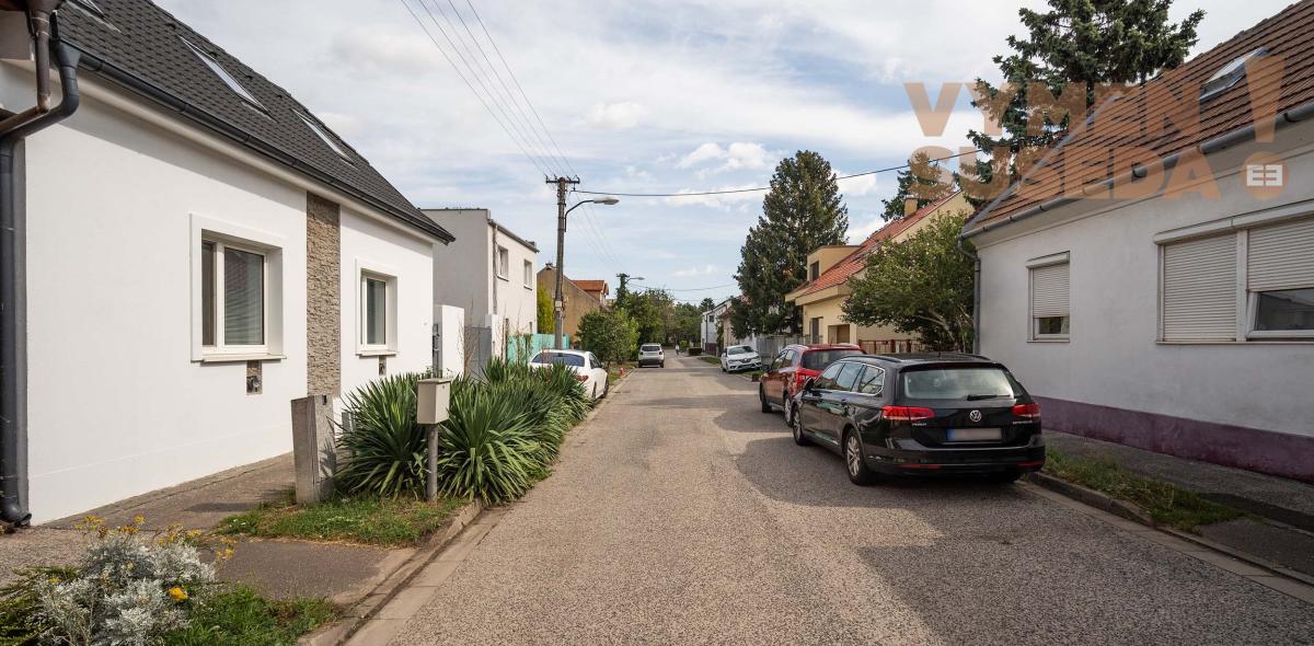 VYMEŇ SUSEDA! – PONÚKAME NA PREDAJ VÝNIMOČNÝ 3 IZB. RD RUŽINOV, PRIEVOZ S KRÁSNYM POZEMKOM 549m2