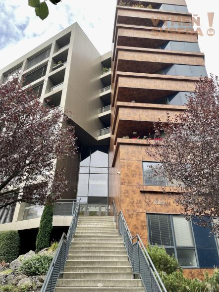 Ponúkame na prenájom priestranný  2-izbový byt s garážovým státím