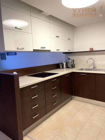 Ponúkame na prenájom priestranný  2-izbový byt s garážovým státím