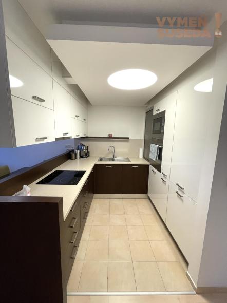 Ponúkame na prenájom priestranný  2-izbový byt s garážovým státím