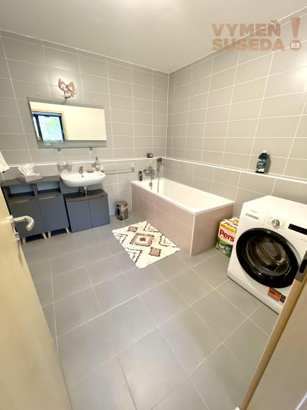 Ponúkame na prenájom priestranný  2-izbový byt s garážovým státím