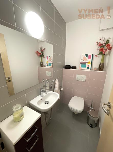 Ponúkame na prenájom priestranný  2-izbový byt s garážovým státím