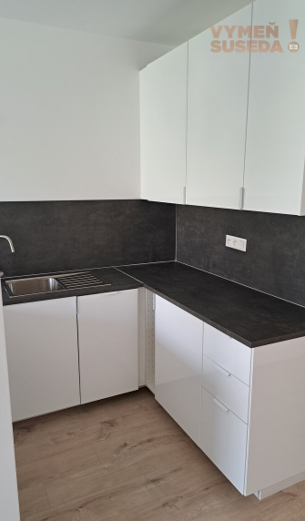 VYMEŇ SUSEDA! NA PRENÁJOM PEKNÁ GARSÓNKA, BAJKALSKÁ UL., BA III. – NOVÝ RUŽINOU ,S VLASTNÝM PARKINGOM