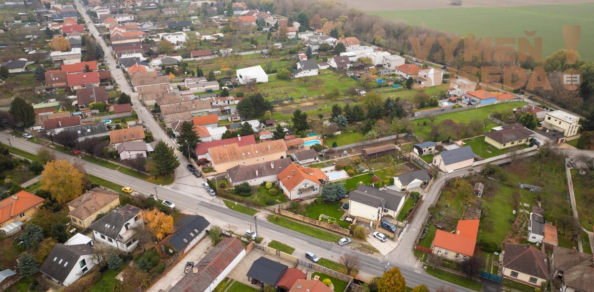 VYMEŇ SUSEDA! – PONÚKAME NA PREDAJ VÝNIMOČNÝ RODINNÝ DOM, S VEĽKÝM POZEMKOM 1235.00m2, BERNOLÁKOVO.