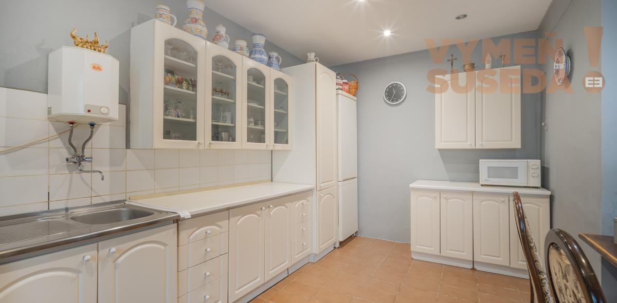 VYMEŇ SUSEDA! – PONÚKAME NA PREDAJ VÝNIMOČNÝ RODINNÝ DOM, S VEĽKÝM POZEMKOM 1235.00m2, BERNOLÁKOVO.