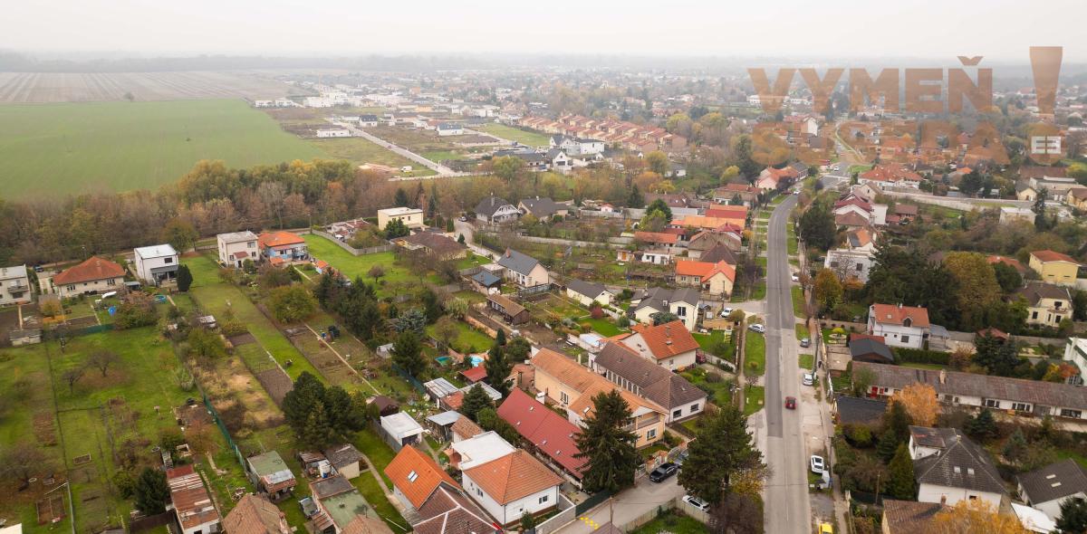 VYMEŇ SUSEDA! – PONÚKAME NA PREDAJ VÝNIMOČNÝ RODINNÝ DOM, S VEĽKÝM POZEMKOM 1235.00m2, BERNOLÁKOVO.