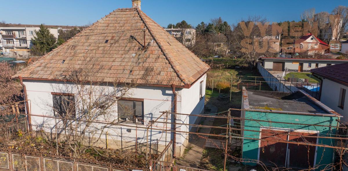 VYMEŇ SUSEDA! - VÝNIMOČNÝ STAVEBNÝ POZEMOK S RODINNÝM DOMOM ŠALGOČKA.