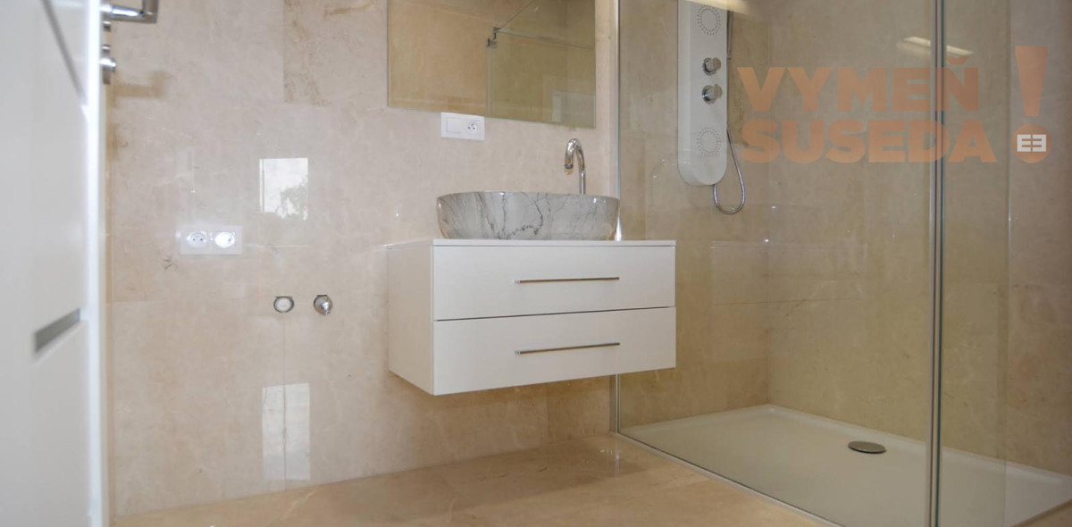 VYMEŇ SUSEDA! - 2 IZB. BYT s balkónom 67.75 m2, zariadená NOVOSTAVBA vo vysokom štandarde, kuchynská linka so spotrebičmi a klimatizácia v cene nehnuteľnosti.