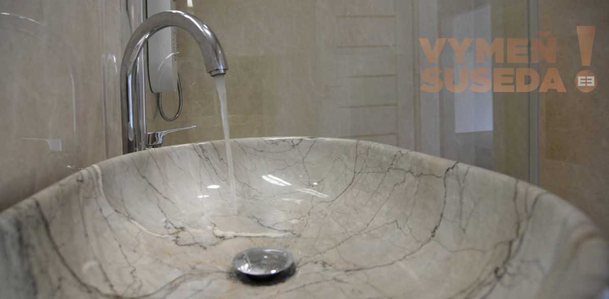 VYMEŇ SUSEDA! - 2 IZB. BYT s balkónom 67.75 m2, zariadená NOVOSTAVBA vo vysokom štandarde, kuchynská linka so spotrebičmi a klimatizácia v cene nehnuteľnosti.