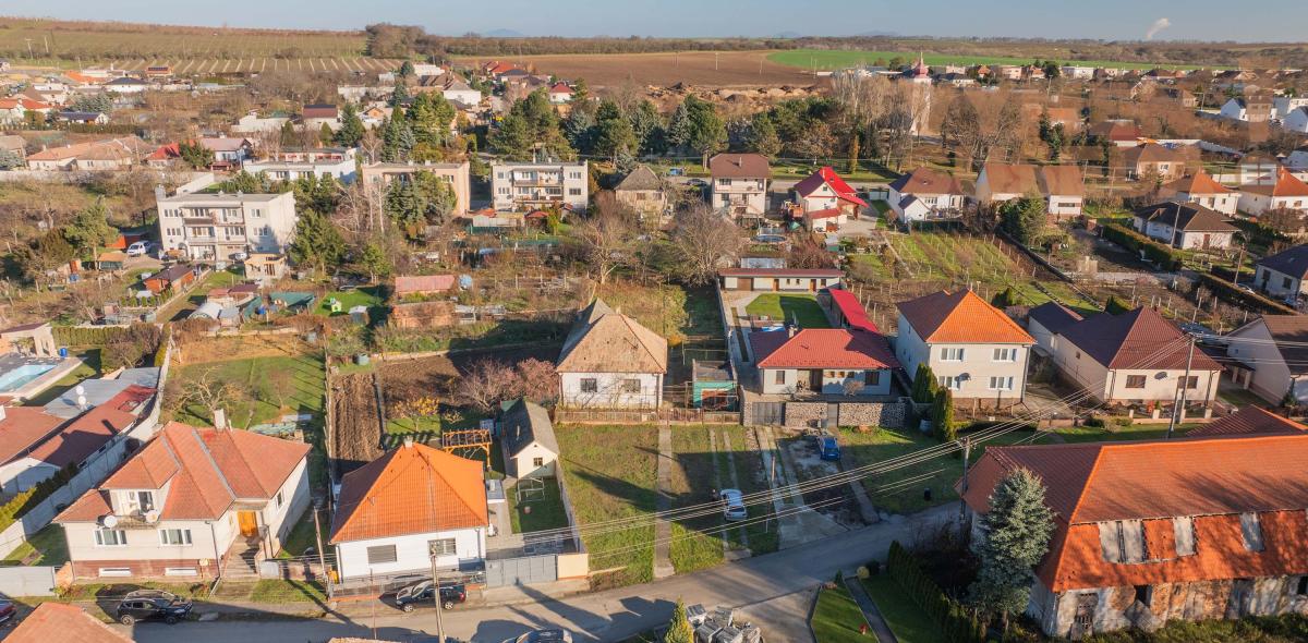 VYMEŇ SUSEDA! - VÝNIMOČNÝ STAVEBNÝ POZEMOK S RODINNÝM DOMOM ŠALGOČKA.