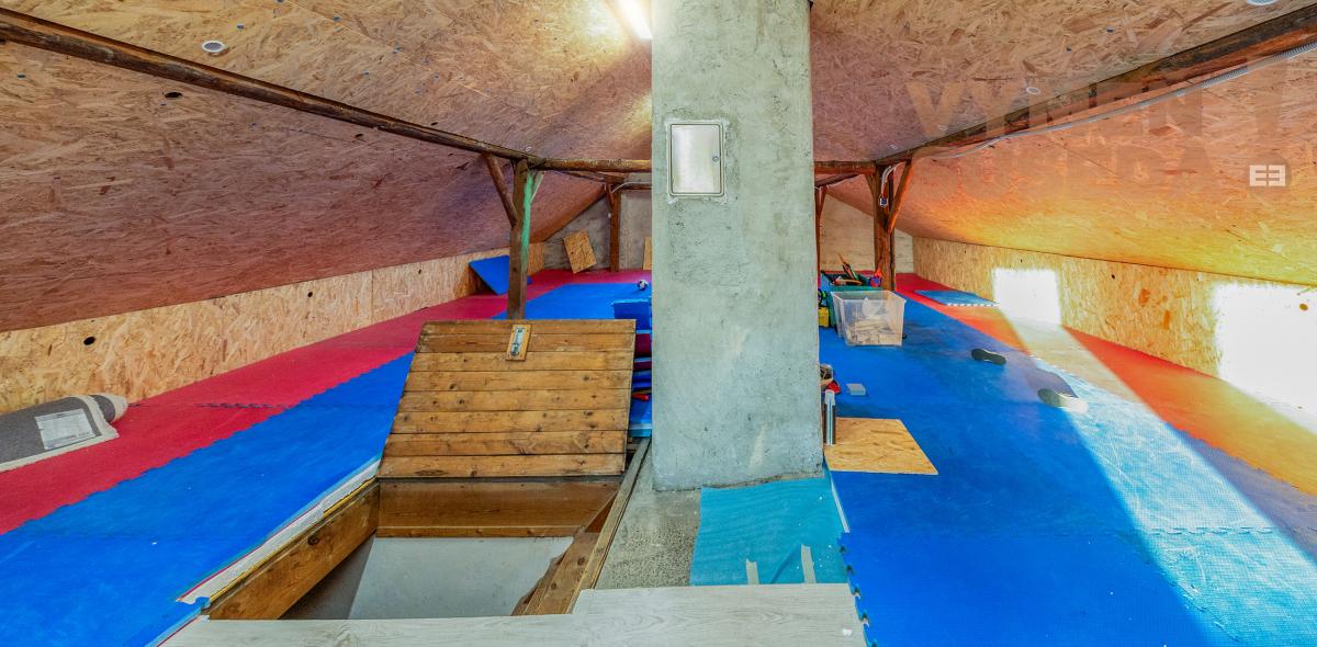 VYMEŇ SUSEDA! - Zrekonštruovaný 6 izb. dom s veľkorysým pozemkom s bazénom a garážou, Hegyeshalom