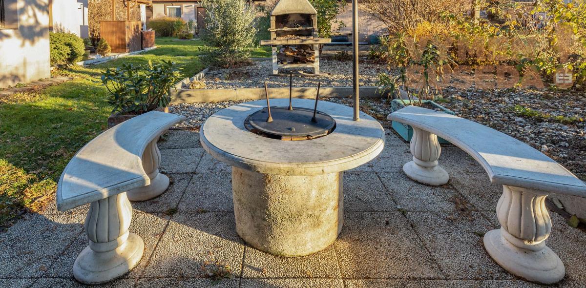 VYMEŇ SUSEDA! - Zrekonštruovaný 6 izb. dom s veľkorysým pozemkom s bazénom a garážou, Hegyeshalom