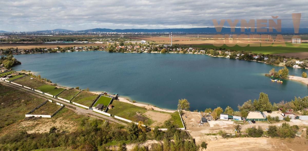 VYMEŇ SUSEDA! – Exkluzívny pozemok na predaj priamo pri jazere Veľké Košariská, Rovinka.