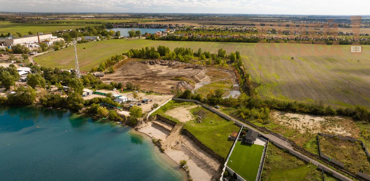 VYMEŇ SUSEDA! – Exkluzívny pozemok na predaj priamo pri jazere Veľké Košariská, Rovinka.