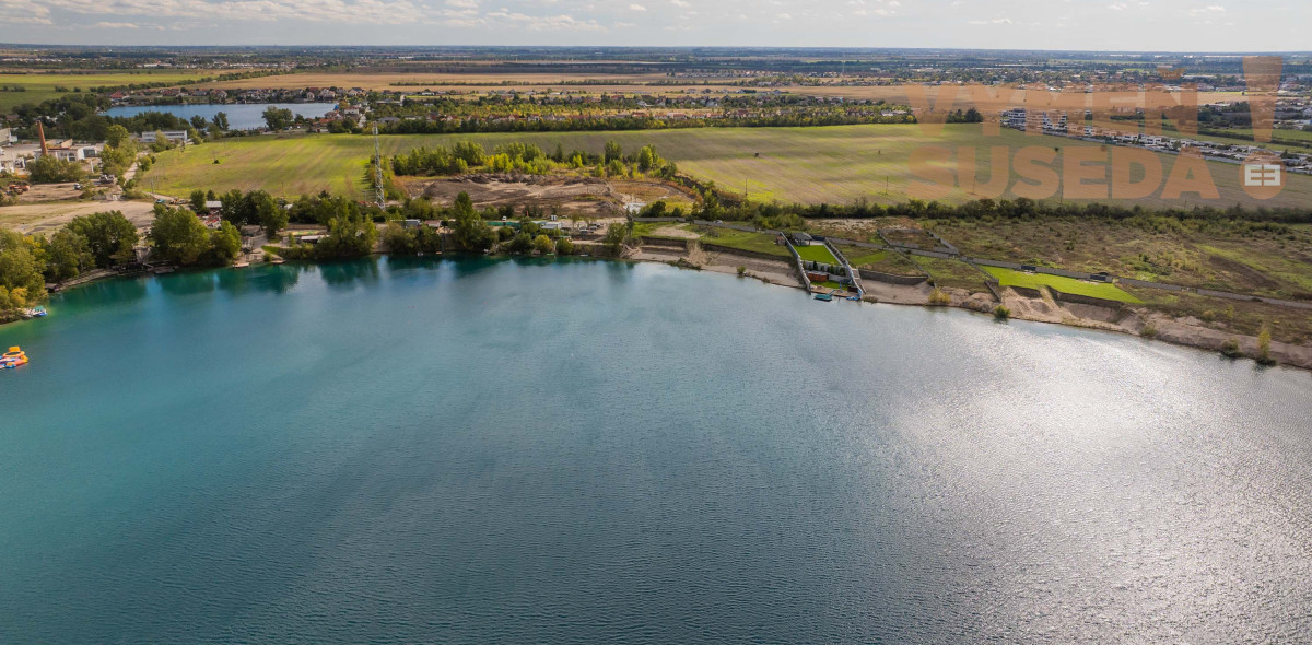 VYMEŇ SUSEDA! – Exkluzívny pozemok na predaj priamo pri jazere Veľké Košariská, Rovinka.