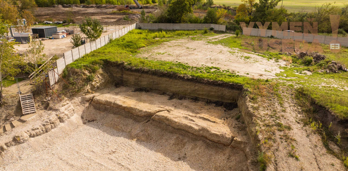VYMEŇ SUSEDA! – Exkluzívny pozemok na predaj priamo pri jazere Veľké Košariská, Rovinka.