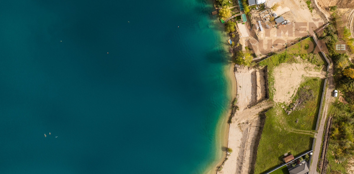 VYMEŇ SUSEDA! – Exkluzívny pozemok na predaj priamo pri jazere Veľké Košariská, Rovinka.