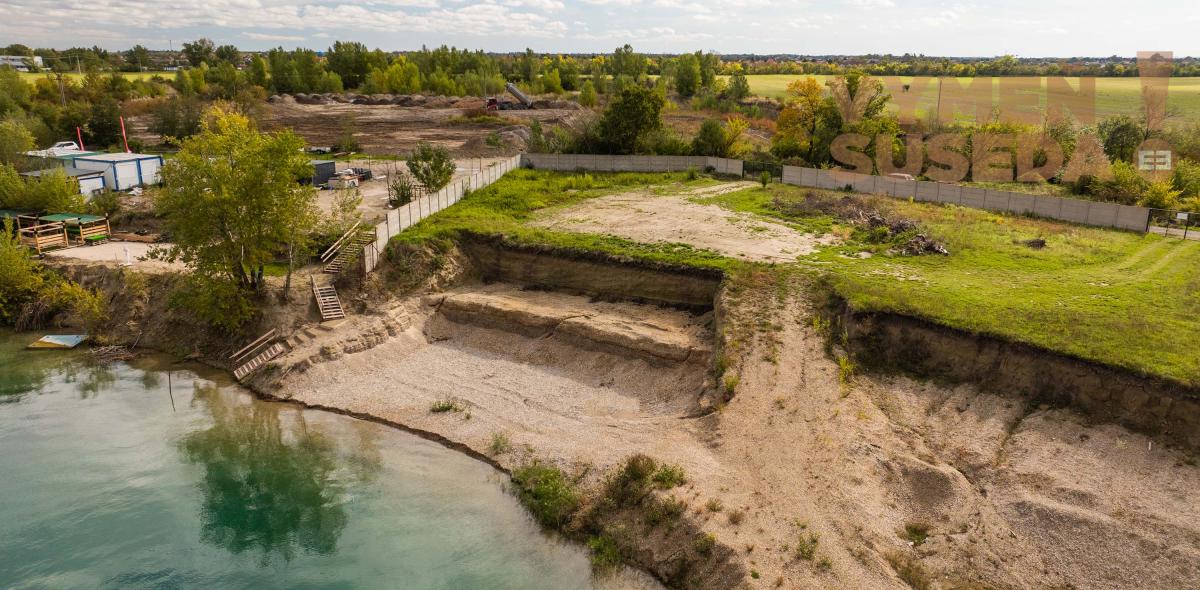 VYMEŇ SUSEDA! – Exkluzívny pozemok na predaj priamo pri jazere Veľké Košariská, Rovinka.