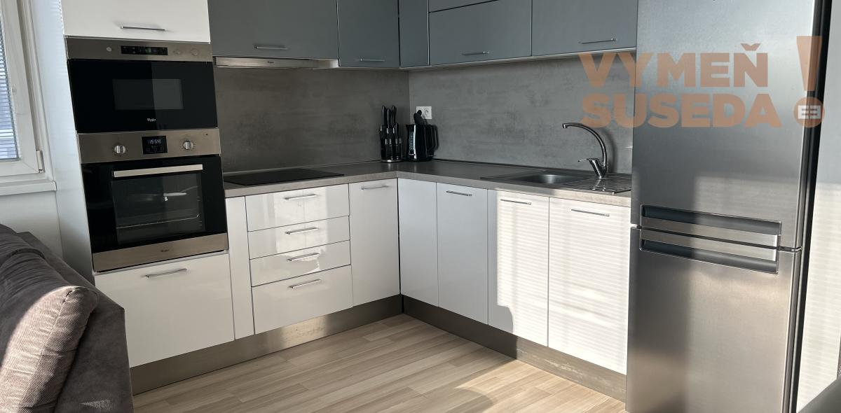 VYMEŇ SUSEDA! - Prenájom 2 izb. slnečného bytu s balkónom, parkingom a pivničnou kobkou.