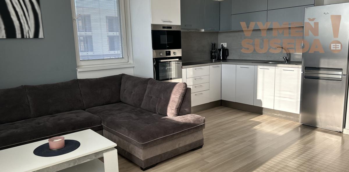 VYMEŇ SUSEDA! - Prenájom 2 izb. slnečného bytu s balkónom, parkingom a pivničnou kobkou.